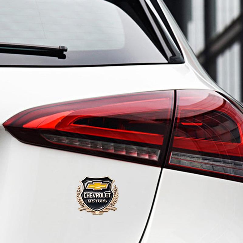 2 Stück Auto Logo Metallaufkleber Fenster Kofferraum Emblem Zubehör für Chevrolet Corvette Montana TrailBlazer Silverado Traverse Camaro