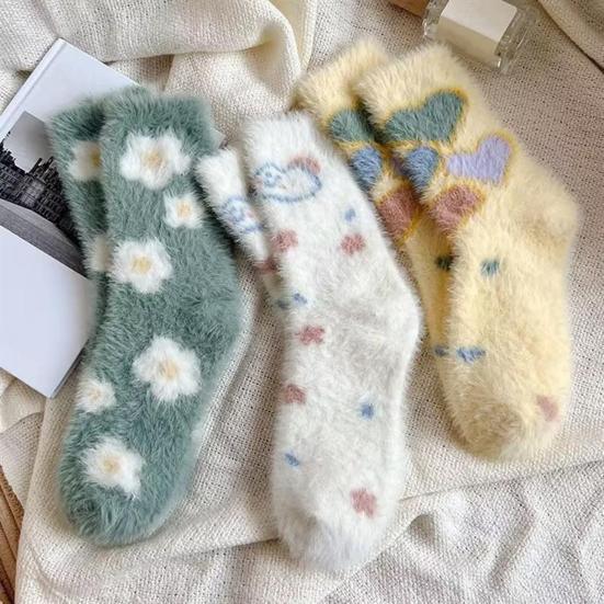 Dámské chlupaté ponožky s posádkou Zimní teplé plyšové ponožky Roztomilý vzor srdce a mašle Měkké ponožky pro dívky na doma, na lenošení, na ven