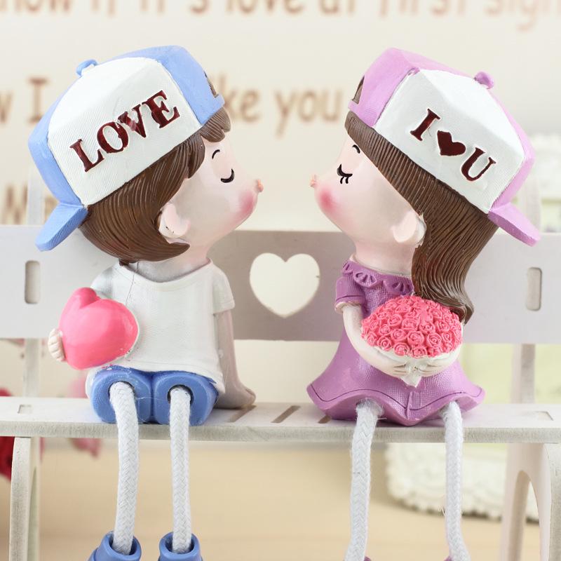 "Kissing Couple Resin Figurines: Cute Hanging Feet Decorative Ornaments for Living Room or Bedroom"
