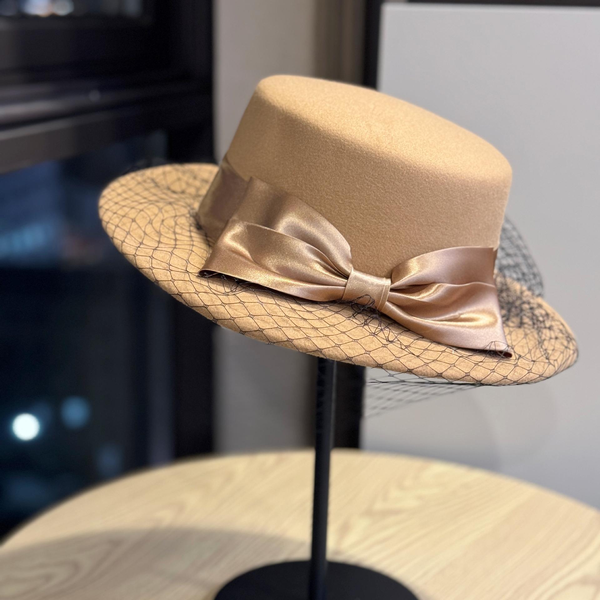 

Французький капелюх для жінок Британська назва Теплий для обличчя Маленькі плоскі поля Вечірній капелюх Осінньо-зимовий Новий Капелюх-федора з бантом Тренд Adjustable