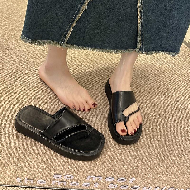 Dicksohlige Kneif-Damen-Sommer-Neuheit Koreanische Version Nische Römische Sandalen Vielseitige Hausschuhe Internet-Berühmtheit Flip-Flops