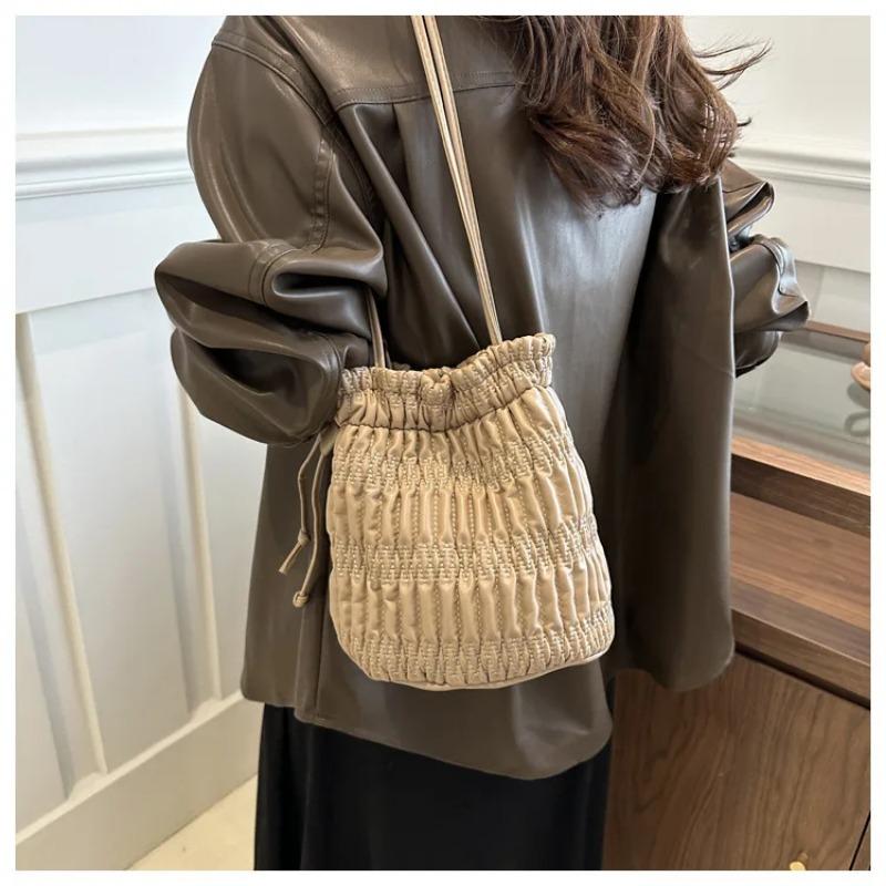 Серебряные плиссированные сумки-ведра на шнурке — фото 15