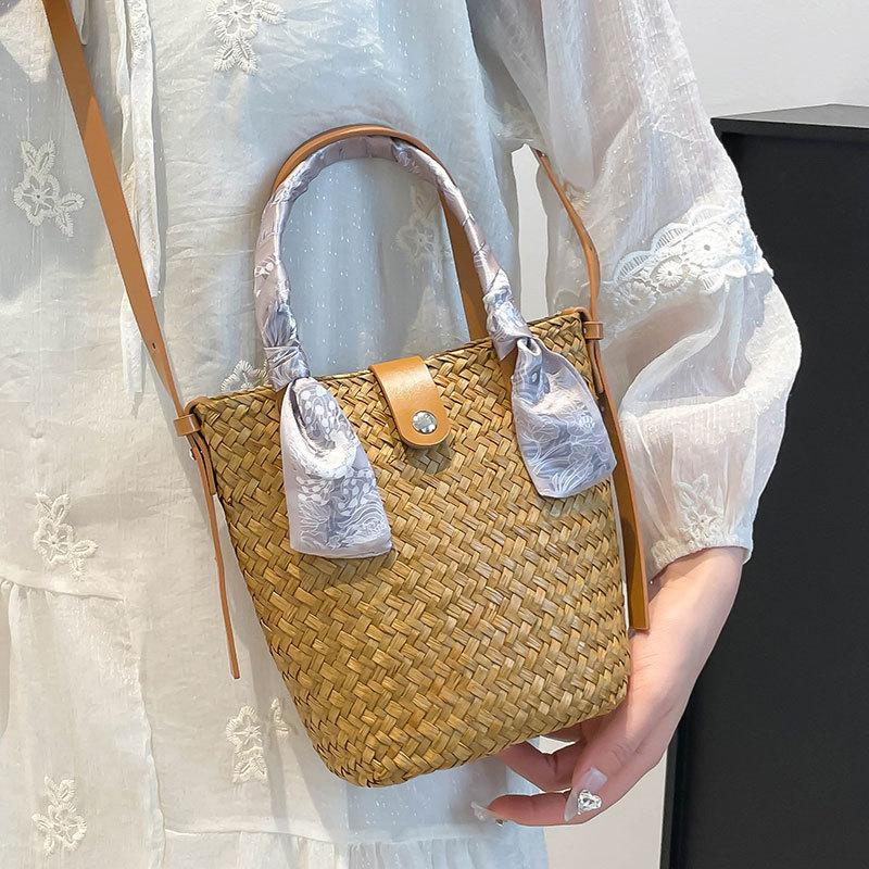 Pastoral simple niche casual straw woven handbag women's 2025 new fashion versatile vacation style messenger bag