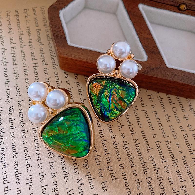 Vintage Silver Needle Zircon Earrings – Retro Luxury Court Style Studs.