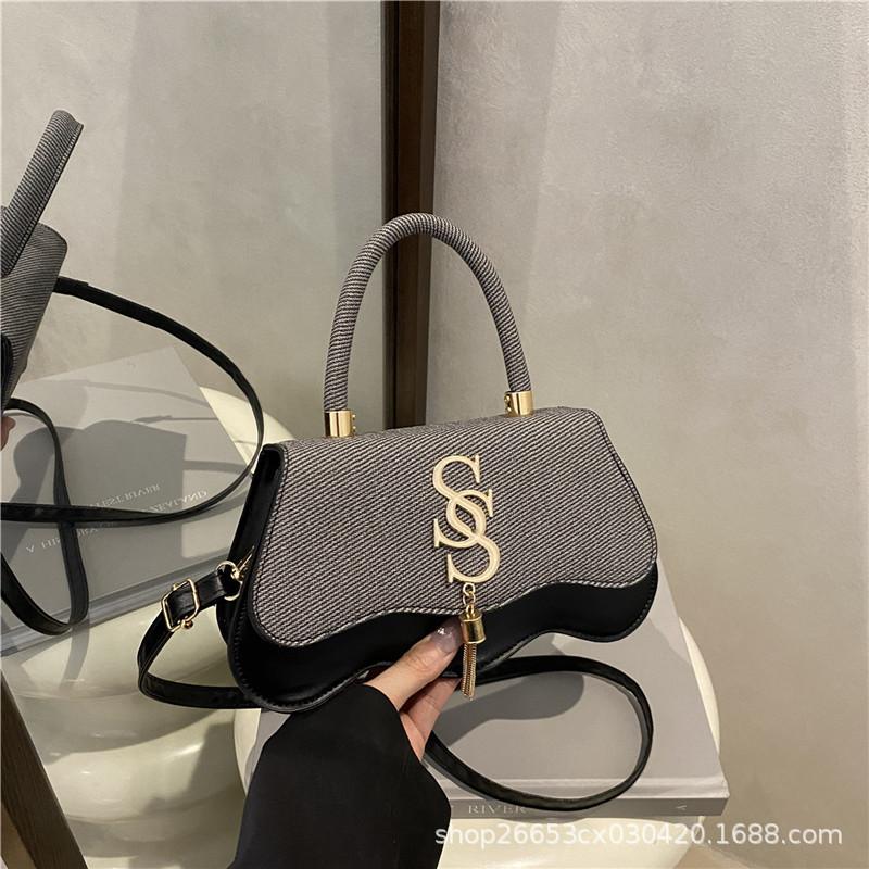 

2025 spring and summer new light luxury sequins fashion simple texture casual design shoulder portable messenger small square bag чёрный