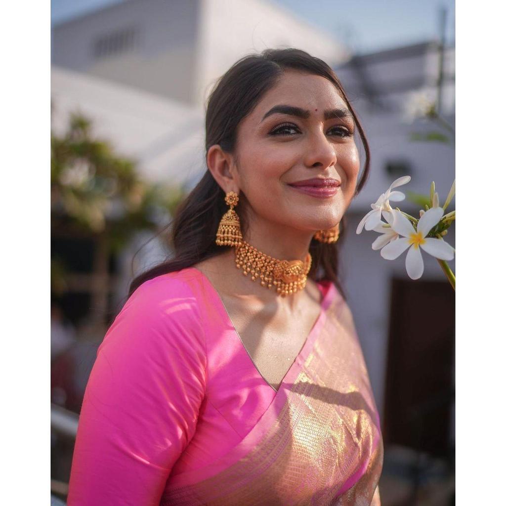 This Beautiful Saree Is Elegantly Decorated with Gorgeous Solid Jacquard Weave That Gives a Perfect Look To the Outfit.