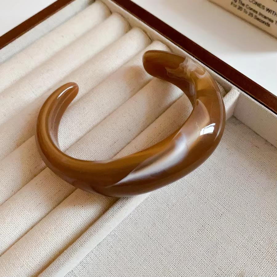 Smooth Round Acrylic Cuff Bangles for Women Vintage Exaggerated Jelly Color Smudging Bangle Wide Resin Bracelet Accessories