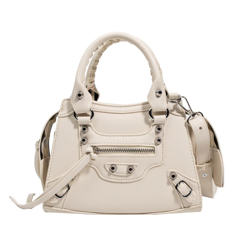 Portable locomotive bag New retro women's shoulder bag Fashion rivet fringed messenger bag