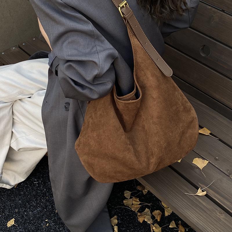 

Модная универсальная повседневная замшевая сумка-тоут через плечо в зарубежном стиле для осени и зимы, портативная женская сумка-тоут для поездок на работу, осень-зима 2025 коричневый