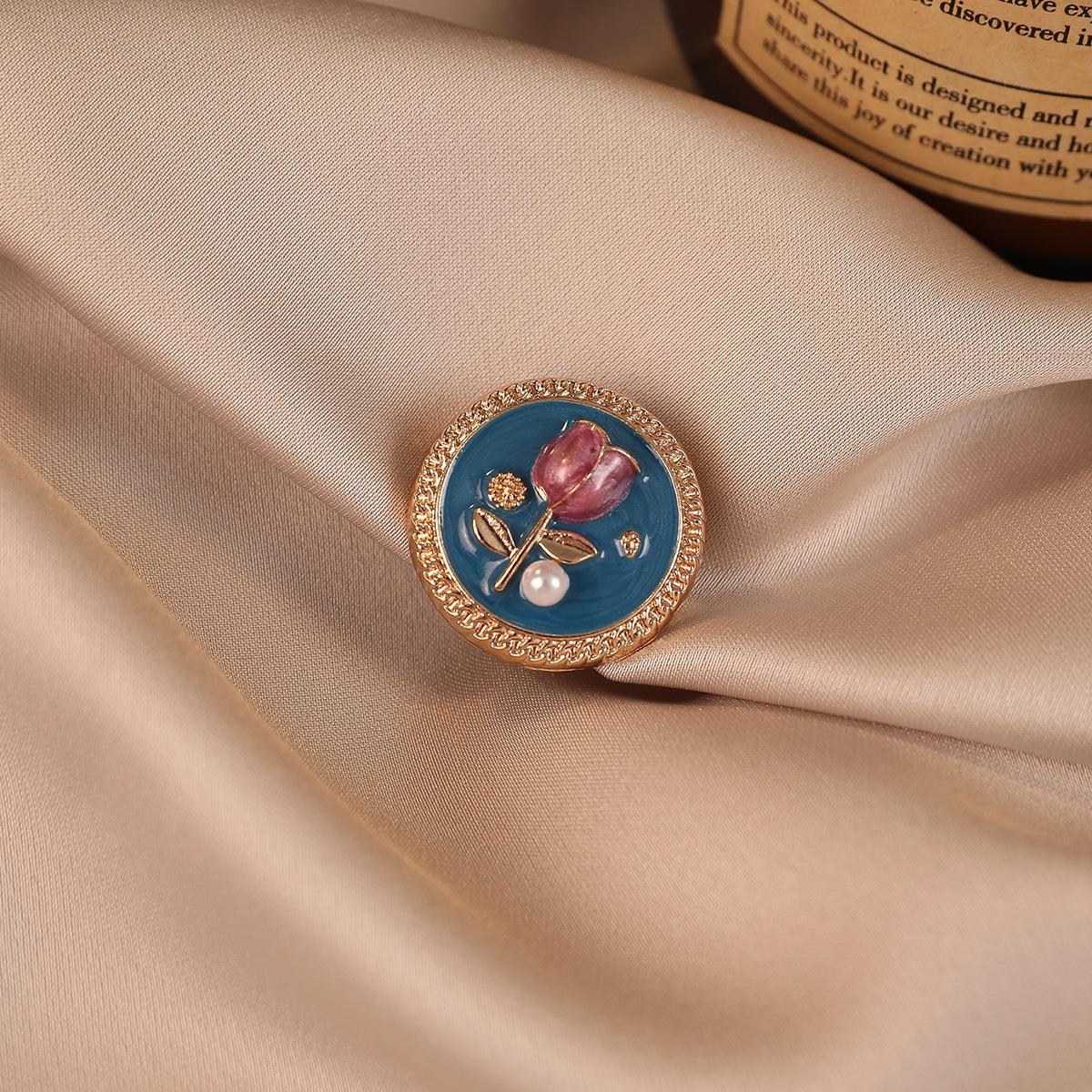 

Изысканная брошь-булавка с цветком и жемчугом, эмаль, стиль французского двора, высокая мода, антибликовый аксессуар