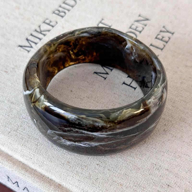 

Женский корейский браслет-бэнгл из неровной смолы, однотонный, на резинке - Шикарный нишевый дизайн для ношения в несколько рядов