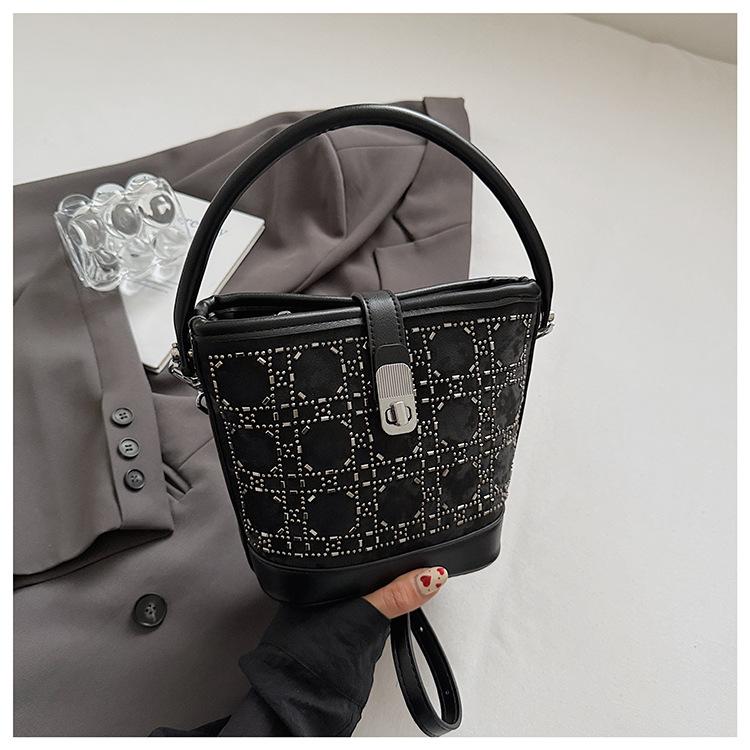 

Маленькая сумка женская сумочка 2025 новая летняя супер популярная сумка-ведро нишевый дизайн женская сумка через плечо тренд