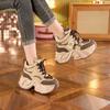 Scarpe dad europee da donna autunno e inverno velluto 2025 nuove shorty Le scarpe con plateau aumento altezza interna scarpe da donna aumento altezza 9 cm