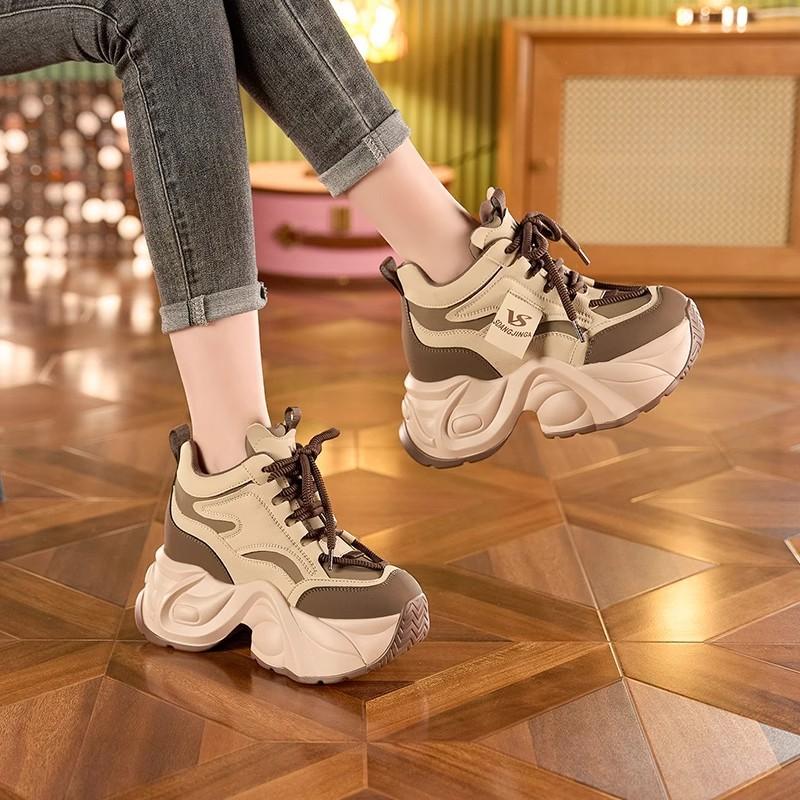Scarpe dad europee da donna autunno e inverno velluto 2025 nuove shorty Le scarpe con plateau aumento altezza interna scarpe da donna aumento altezza 9 cm