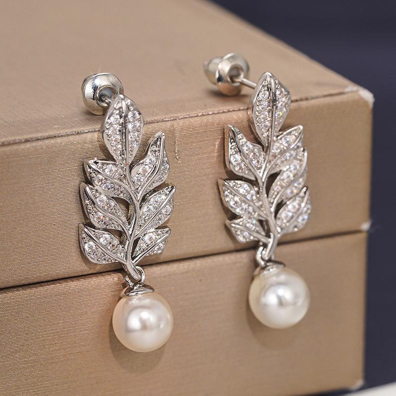 2026 New Trendy Micro Inlaid Shiny Leaf Earrings for Women's Fashion, High-end Pearls, Light Luxury Design Accessories