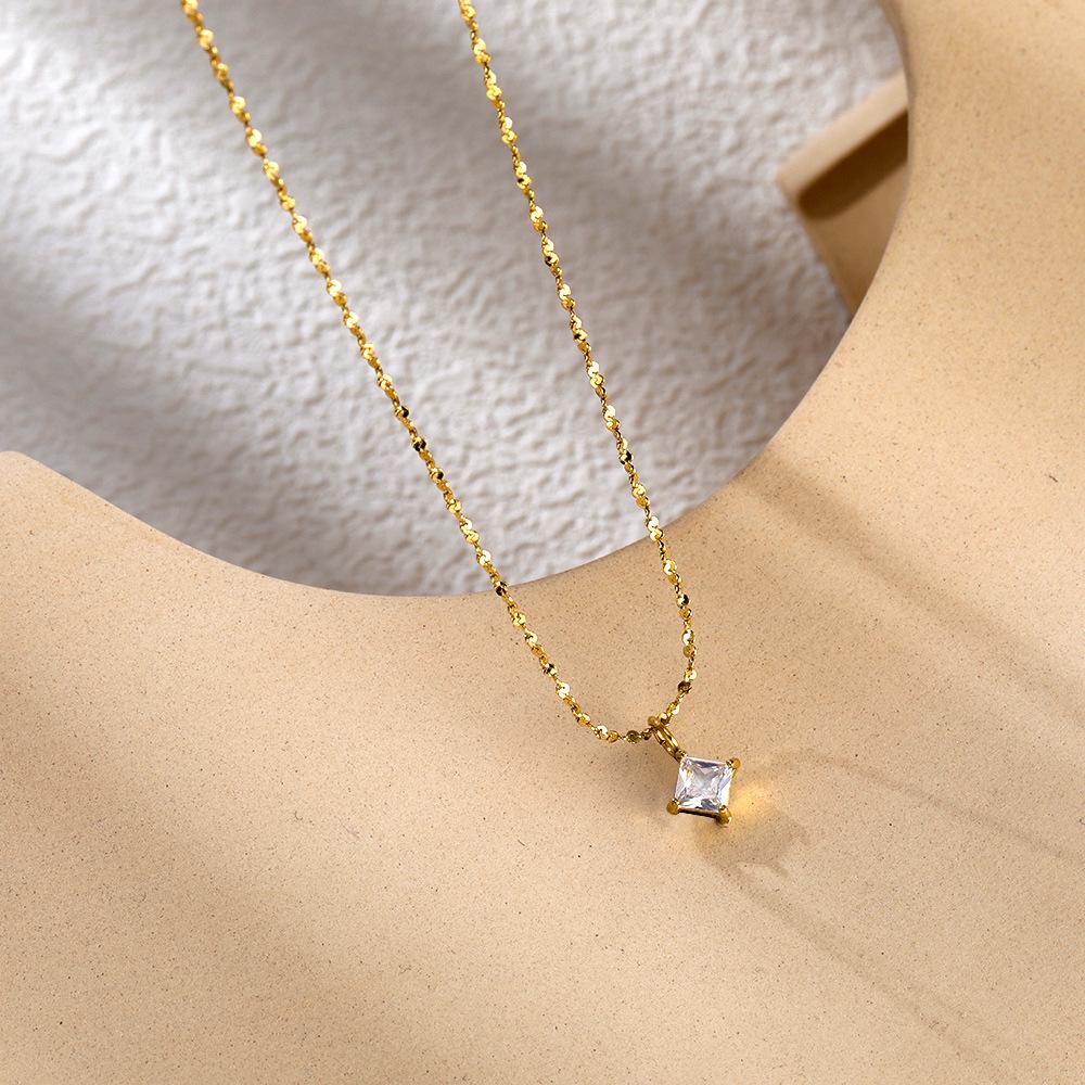 

Single Diamond Sugar Cube Water Drop Diamond Necklace Titanium Steel Plated 18K Gold Does Not Fade Simple and Exquisite Clavicle Chain Jewelry алмаз
