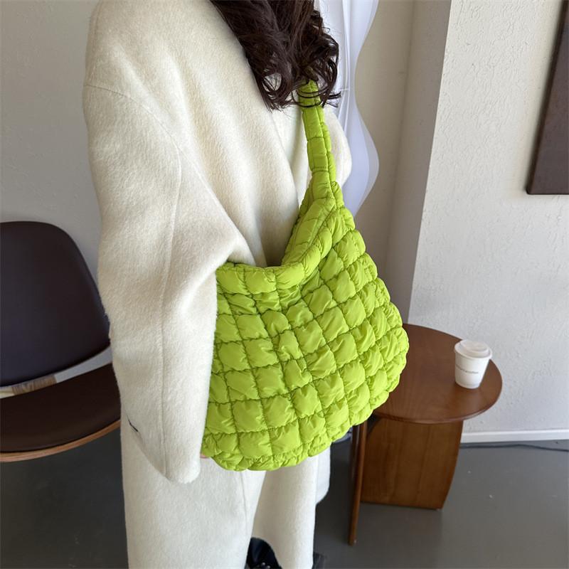 Трендова велика сумка-тоут «Хмара» для жінок у чорному, білому, хакі, фіолетовому та зеленому кольорах, модний стиль