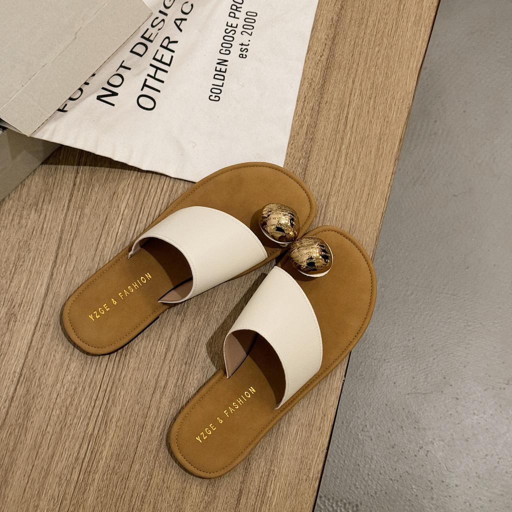 Set mit flachem Boden aus coolen Zehentrenner-Slippern und Damen-Außenschuhen für Sommer 2025, neue bequeme schwarze Strandsandalen mit weicher Sohle