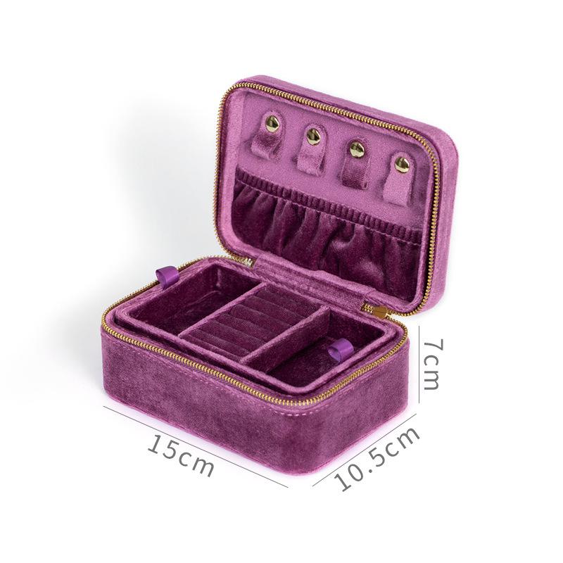 

Дорожная шкатулка для хранения украшений из красного бархата с тремя золотыми вставками 15*10.5*7.3cm