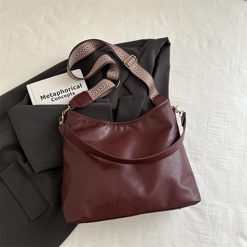 Premium underarm bag women's autumn and winter new handbag commuter versatile shoulder messenger bag