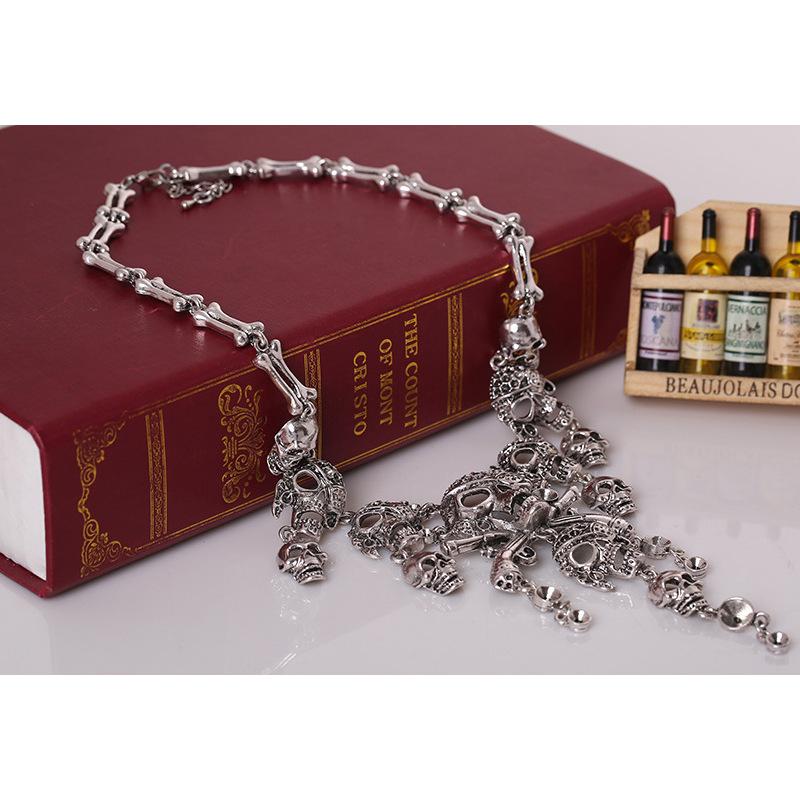 Halloween-Halskettenanhänger mit übertriebener Persönlichkeit, Retro-Schädelkopf-Quaste, mit Geschenkbox