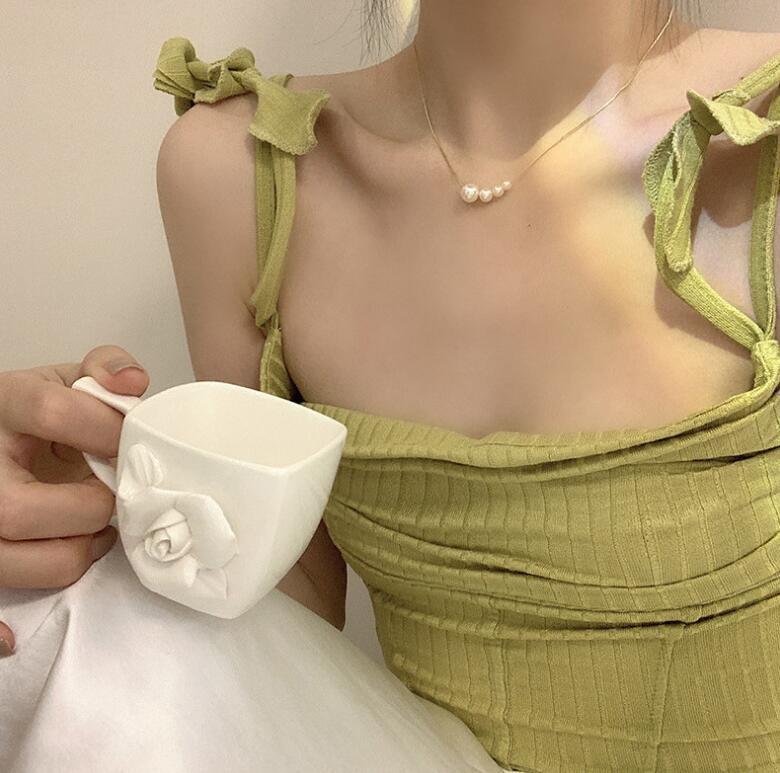 Feenhafte Perlenkette: Mehrlagige, vielseitige Schlüsselbeinkette für einen frischen, mädchenhaften Look.