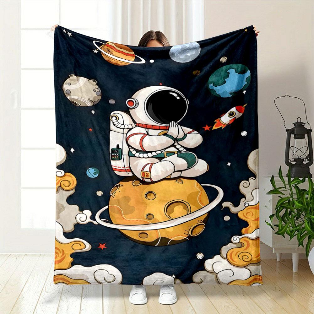 Ein meditierender Astronaut sitzt auf einem Planeten mit Ringen inmitten skurriler Weltraumobjekte.. Decke für alle Jahreszeiten Mittagspause Überwurf Geschenk