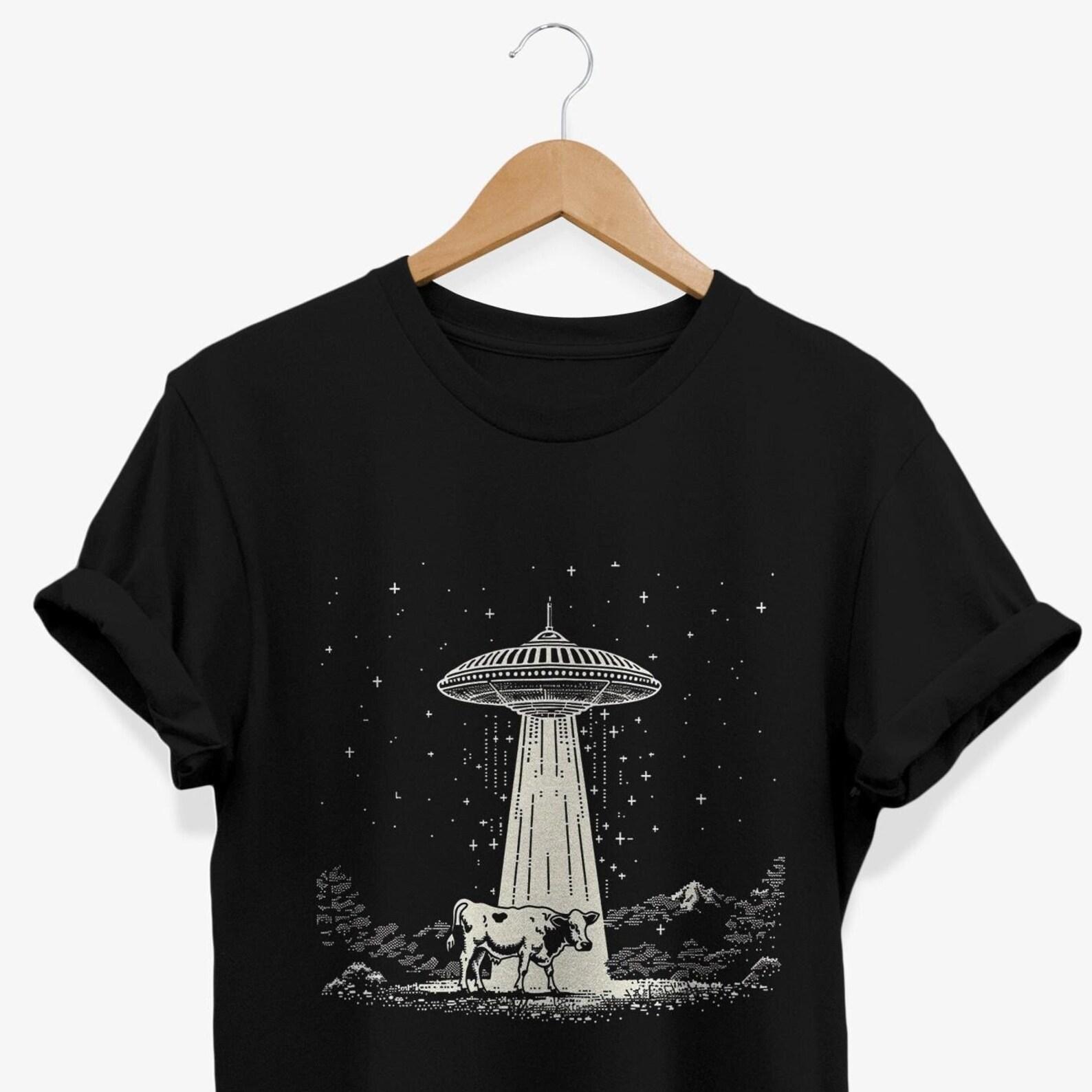 Funny UFO Cow Abduction T-Shirt: Retro Alien Graphic Tee 3XL