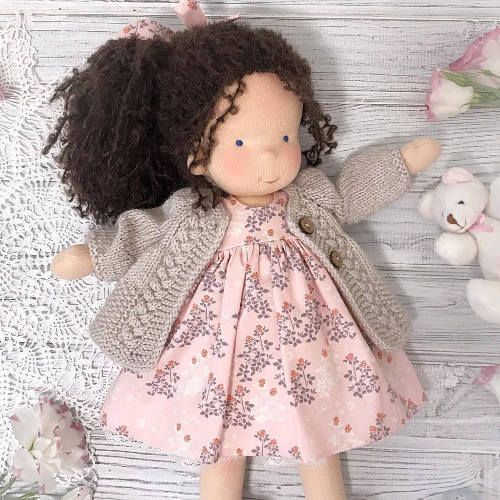 Păpușă Waldorf de 12 inchi, realizată manual, în rochie florală, cu pulover tricotat și eșarfă, cutie cadou pentru fete
