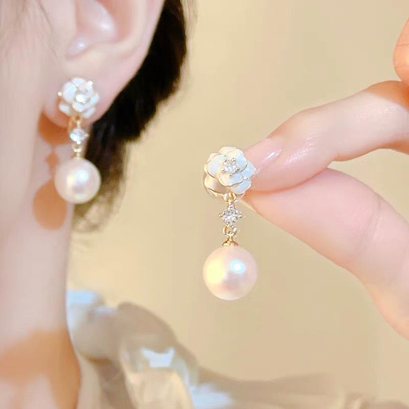 Orecchini a Bottone con Perla e Camelia Francese - Stile Chic da Socialite