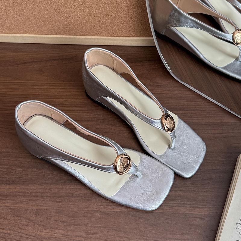 

Французские ретро металлические пряжки елочка носок крутые шлепанцы женские 2025 лето новые мелкий вырез внутренняя высота увеличение повседневные сандалии 40