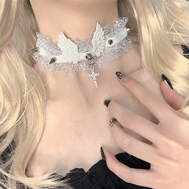 Sexy Mädchen Choker Halskette Persönlichkeit Mode Engelsflügel Spitze Halskette Damen Nieten Edgy Nische Lolita Anhänger Kreuz Halskette