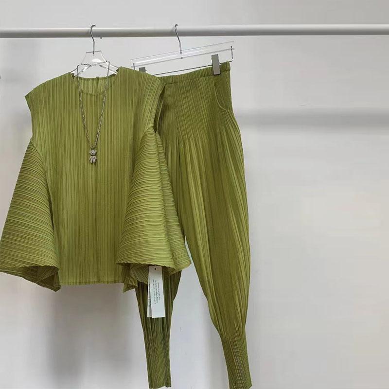 

Плиссированный модный комплект, летняя повседневная мода, свободные плотные эластичные удобные брюки, комплект из двух предметов One Size зелёный