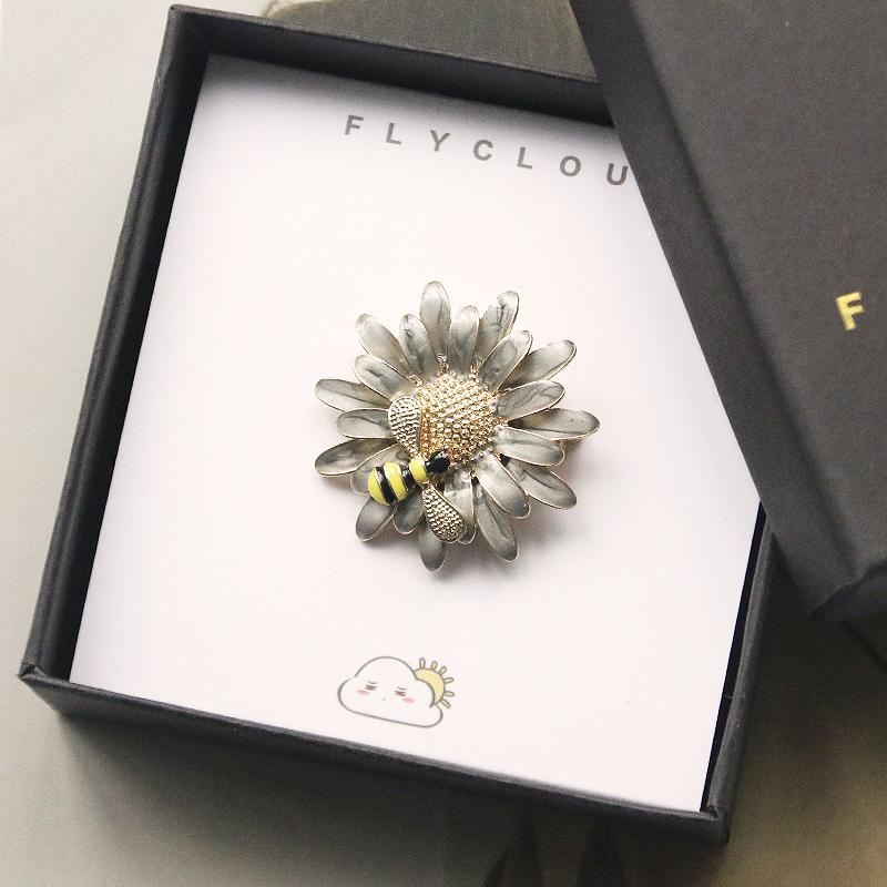 Cute Chrysanthemum Bee Brooches Gift For Women Fashion Lady Clothes Jewelry Hijab Pins Broach Pins Luxury Broche Bee Brooch