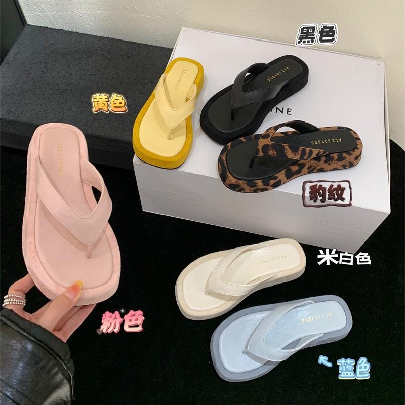 Version coréenne de chaussures de plage à plateforme décontractées à imprimé léopard pour femmes 2025 printemps et été nouveau confortables et antidérapantes à porter en extérieur tongs d'orteil