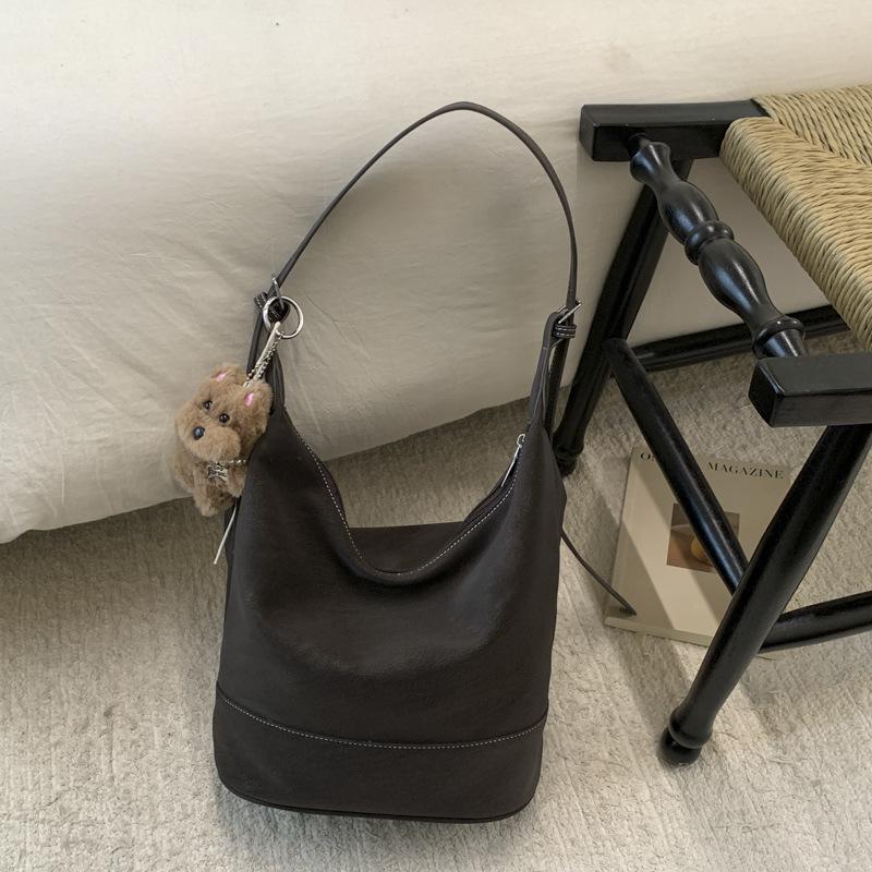 

2025 new bag Korean version commuter messenger bag women s large-capacity bucket bag lazy wind commuter shoulder armpit bag no pendant