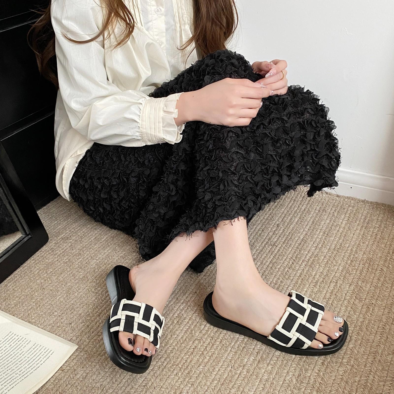 

Тапочки женские летние 2025 новые модные туфли на плоской подошве верхняя одежда одно слово с клетчатой квадратной головкой универсальные сандалии женская обувь 41 чёрный