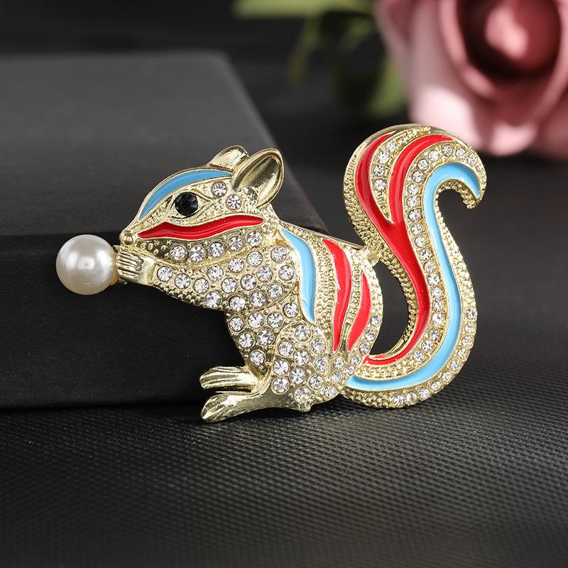 

Baroque Luxury Cute Squirrel Animal Design Men Women Brooch Pin Wedding Party Couple Surprise Gift Jewelry Accessories червоний