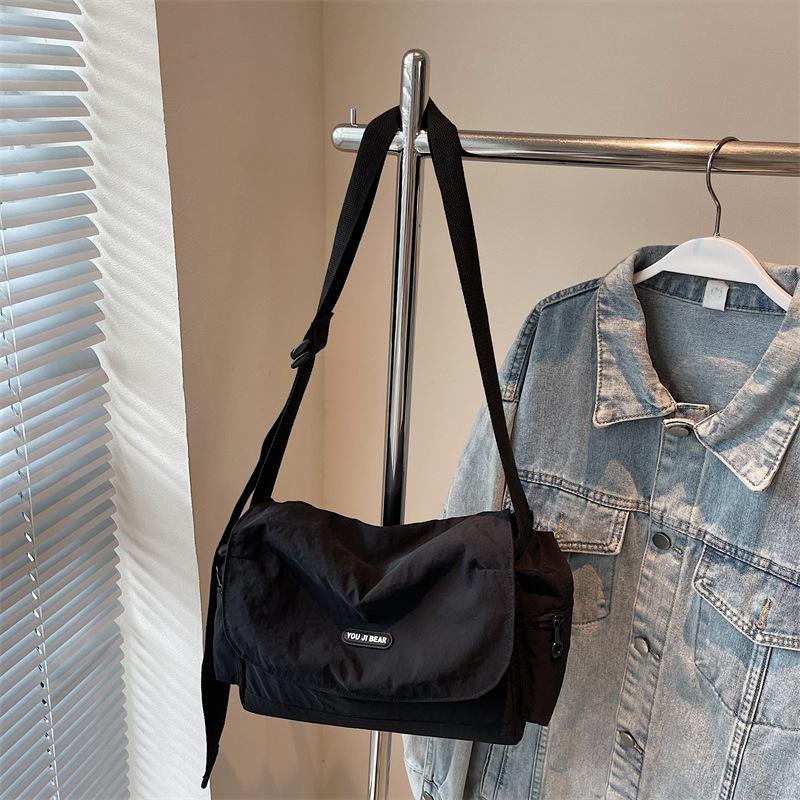 

Large capacity lightweight bag women s new niche fashion outdoor sports and leisure shoulder messenger bag чёрный