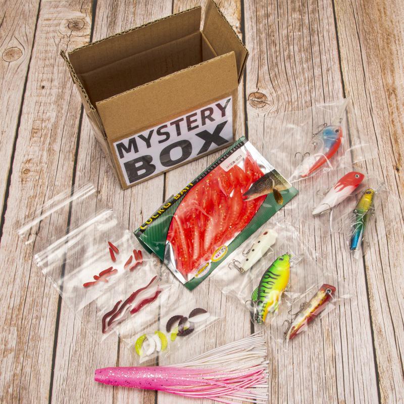 Sortierte Angelköderbox: Holz und Weichköder, Popper, Minnows, Hardbaits in verschiedenen Größen