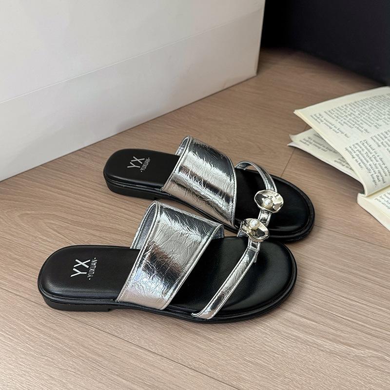 Beach cool slippers women's summer outer wear skirt 2025 new high-end rhinestone muffin thick bottom toe drag