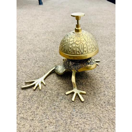 Dzwonek na biurko z mosiądzu w stylu żaby. Dzwonek na ladę hotelową w stylu vintage