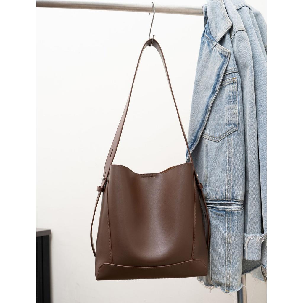 Leather Shoulder Women's Bag, Large-capacity Single-room Messenger Bucket Bag, Fashionable and Simple Shopping Bag, Good-looking Bag.