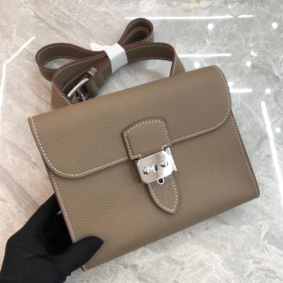 

New Messenger Bag Leather Lock Flap Messenger Bag First Layer Cowhide Wide Shoulder Strap Shoulder Bag length 21xthickness 4xheight 17cm темно-серого