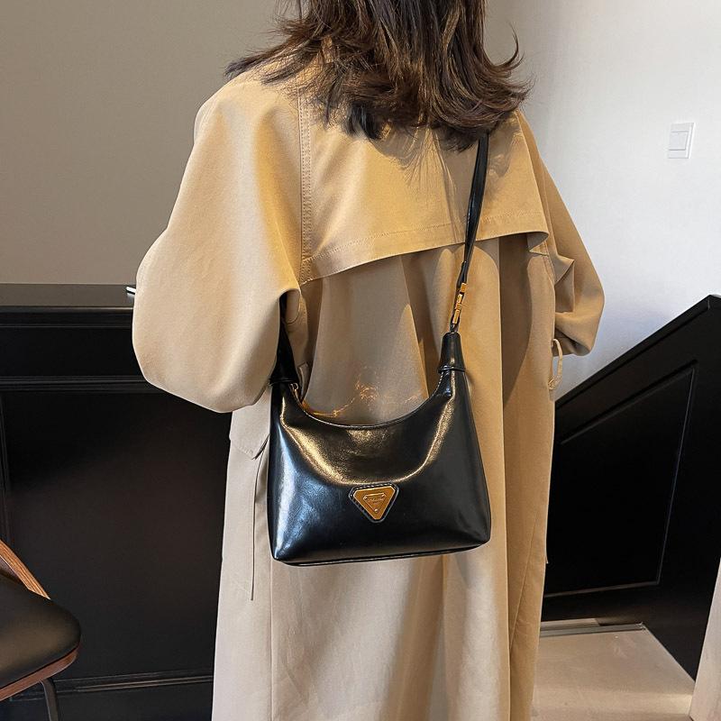 This Year, the Popular Small Bag Women's 2025 Autumn and Winter New Portable Pillow Bag Retro Glossy High-end Textured Messenger Bag