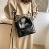 Retro women's portable tote bag women's bag 2025 autumn and winter new commuter shoulder messenger bag mother and child bag