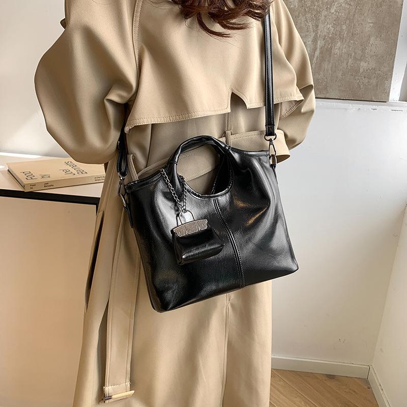 Retro women's portable tote bag women's bag 2025 autumn and winter new commuter shoulder messenger bag mother and child bag