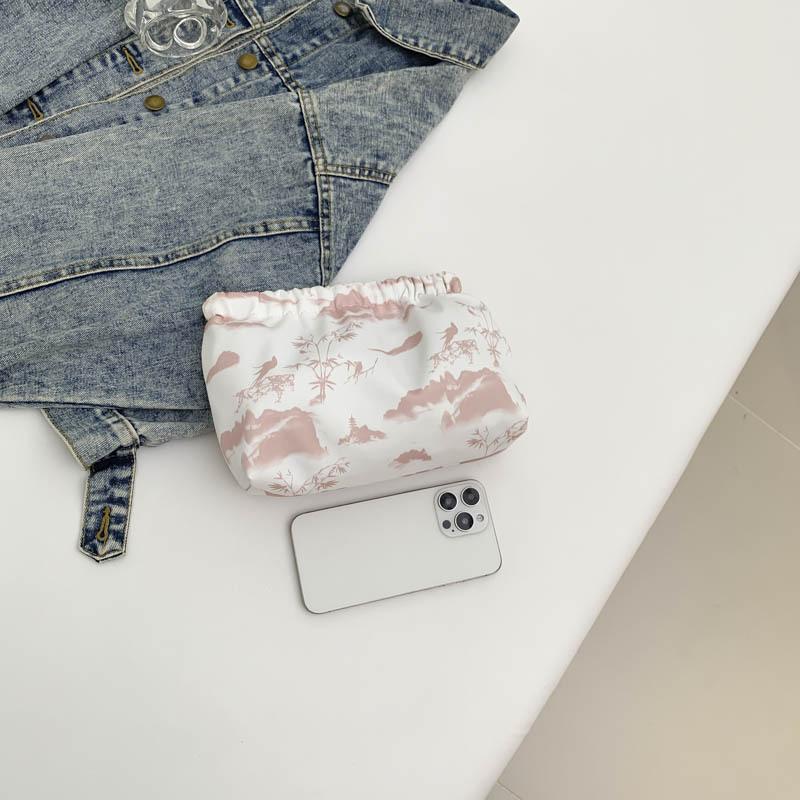 

Simple cloud bag Internet celebrity 2025 summer new European and American elegant wrinkle cosmetic bag versatile clutch women s bag розовый