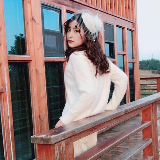 Women Fascinator Hat Feather Mesh Imitation Pearls Decor Pillbox Hat Small Top Hat Daily Party Hair Accessory