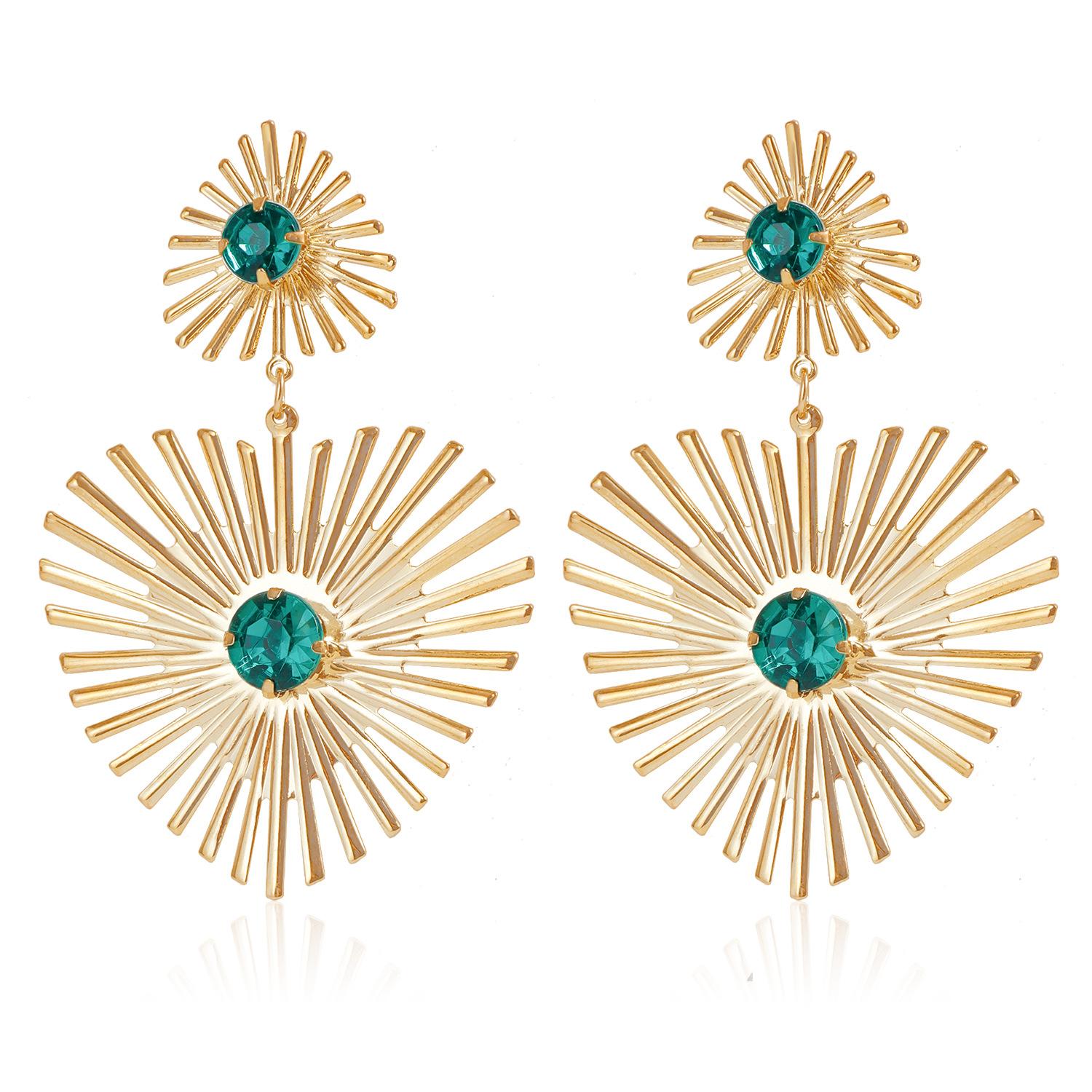

European and American personality diamond-set versatile exaggerated emerald love imitation gemstone sun earrings золотий